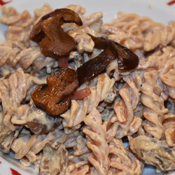 Fusilli di ceci con porcini, panna e speck