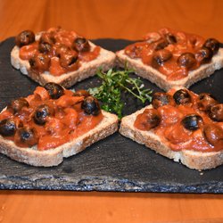 Crostini con sugo di calamaretti