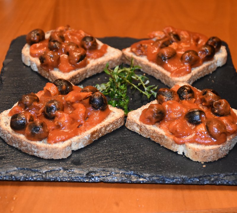 Crostini con sugo di calamaretti