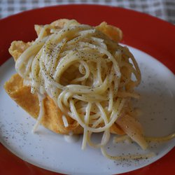 Spaghetti cacio e pepe in cestino