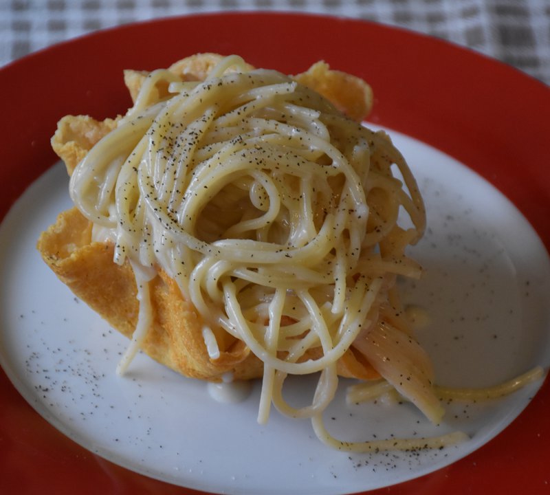 Spaghetti cacio e pepe in cestino