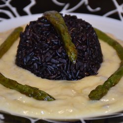 Tortino di riso venere agli asparagi su crema di gorgonzola