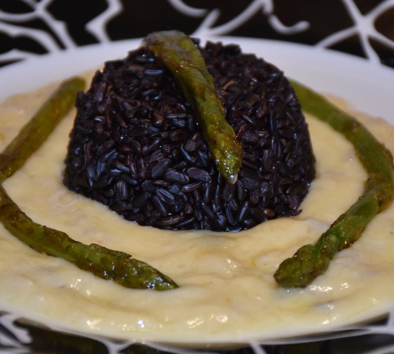Tortino di riso venere agli asparagi su crema di gorgonzola