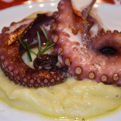 Tentacoli di polpo su crema di patate