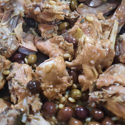 Coniglio in bianco con pinoli e olive