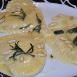 Cuori di ravioli al baccalà con burro, erbette e pinoli