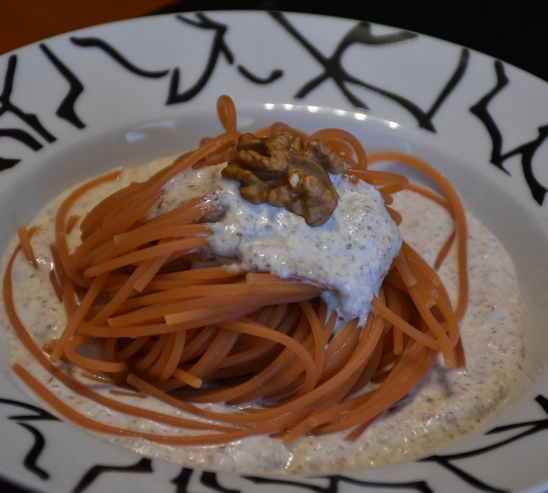 Spaghetti di lenticchie in crema di noci