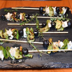 Spiedini di calamari, zucchine e olive