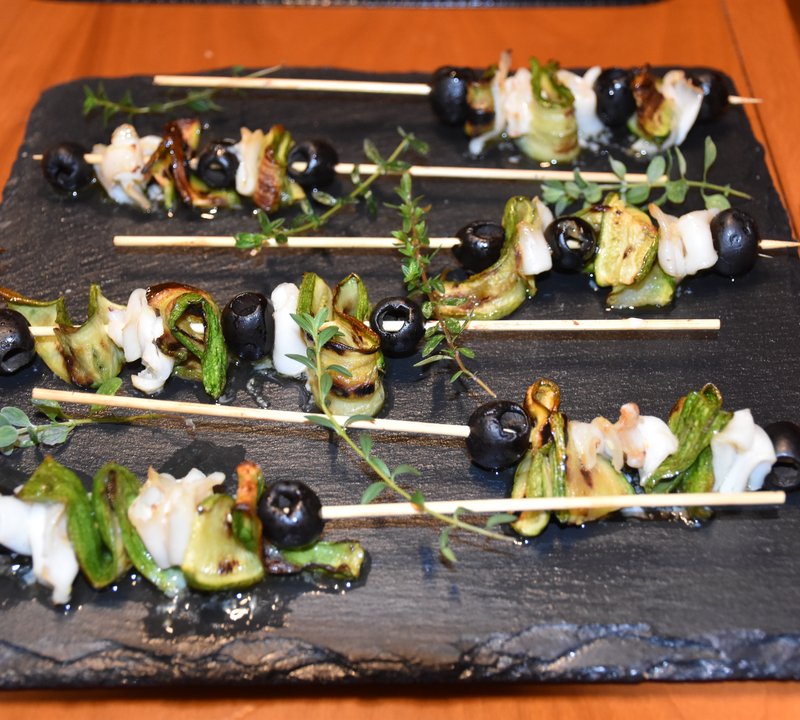Spiedini di calamari, zucchine e olive