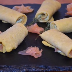 Involtini di ceci con salmone e crema di avocado