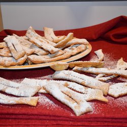 Chiacchere o cenci toscani